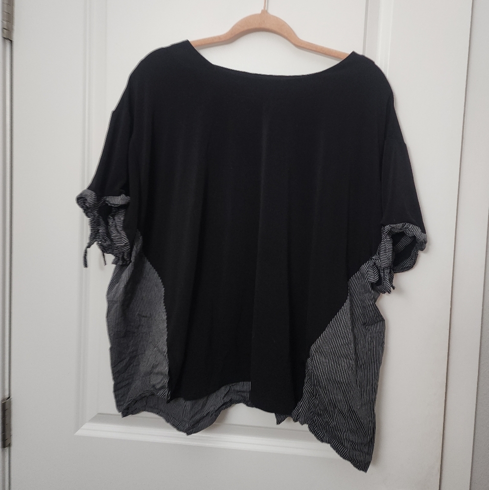 5/$30 Ava & Viv Black W/pinstripe Top - Picture 1 of 4